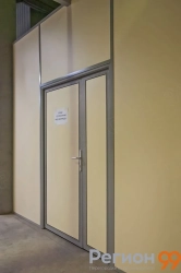 дверь с дополнительной створкой из гипсоакрила